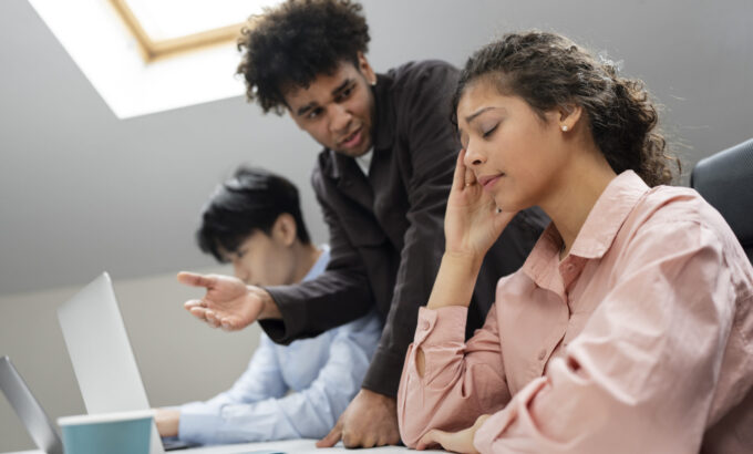 Cobranças excessivas no trabalho: quando a pressão vira abuso