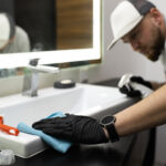 Limpeza de Banheiro de Grande Circulação: Quais São os Direitos de Quem Faz Esse Trabalho?