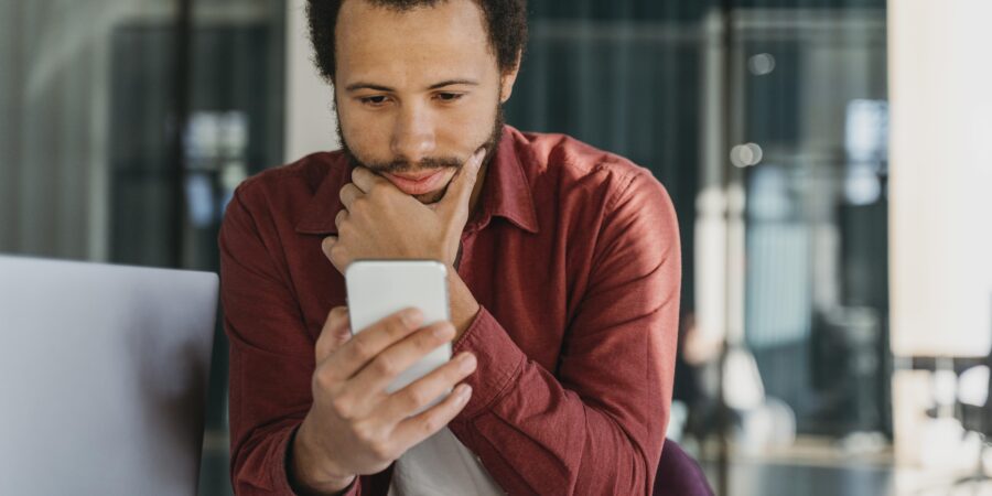 Empresa pode proibir celular durante o expediente?