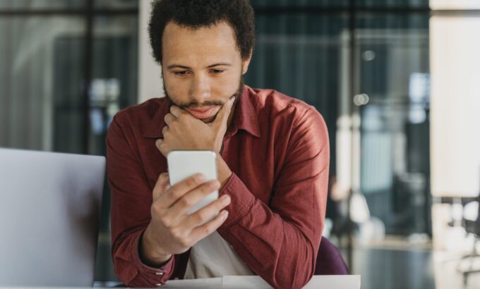 Empresa pode proibir celular durante o expediente?
