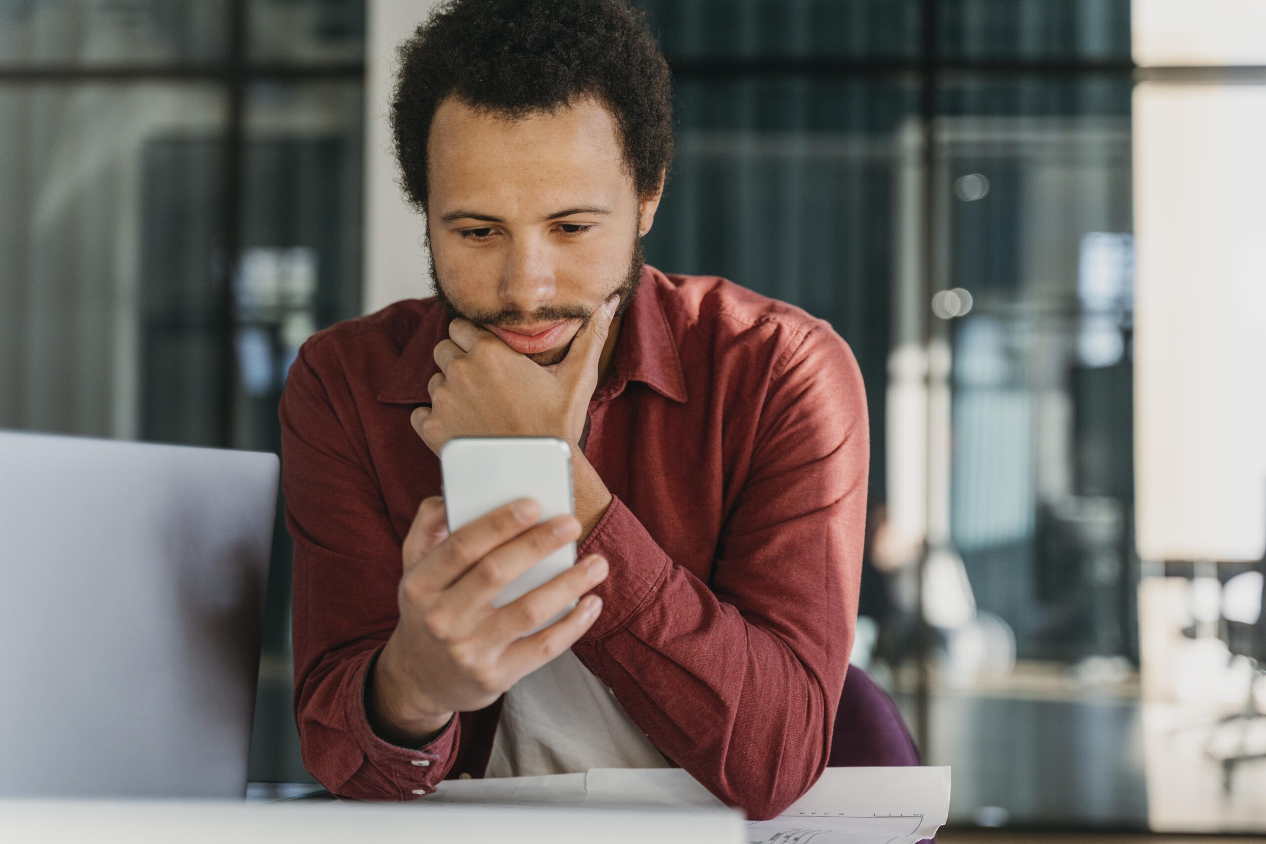 Empresa pode proibir celular durante o expediente?